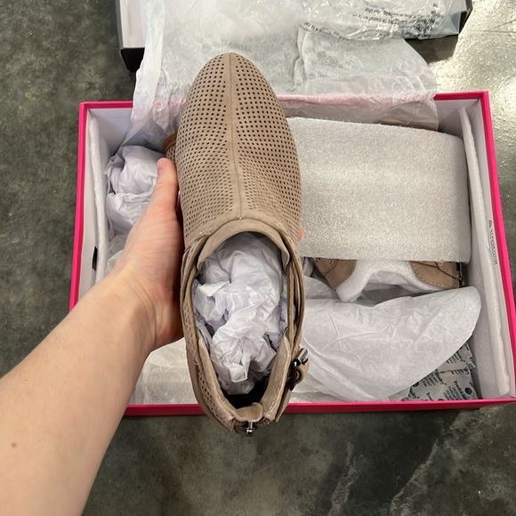 NWT Vince Camuto Women’s 6 1/2 VC-Pranika Wild Mushroom True Suede - Picture 8 of 9